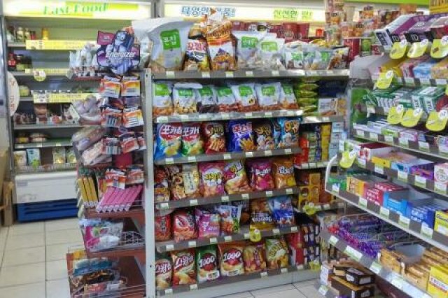 Advantages of gondola shelves for grocery store